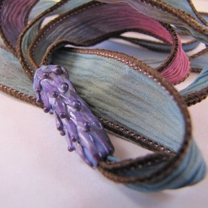 Bracelet tour de cou lavande avec perle de verre violette faite main sur ruban de soie réglable image 5