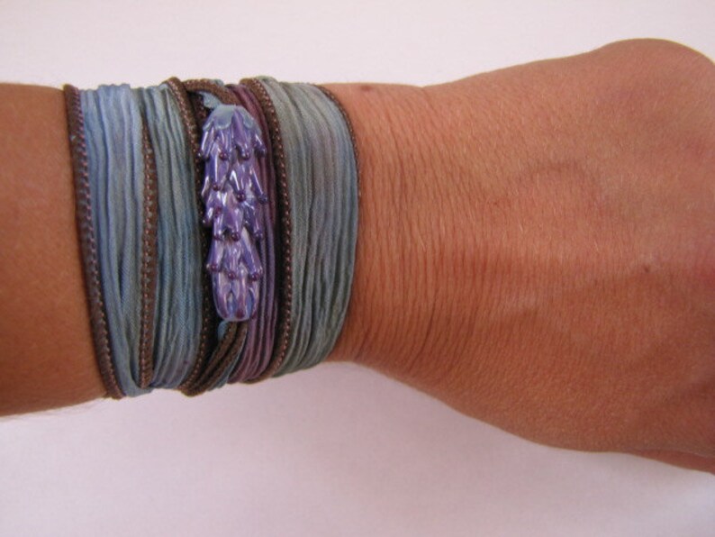 Bracelet tour de cou lavande avec perle de verre violette faite main sur ruban de soie réglable image 6