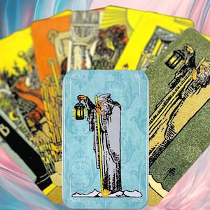 Puede incluir: Un conjunto de cartas de tarot con varias ilustraciones. La carta central representa una figura vestida con una túnica que sostiene una linterna y un bastón sobre un fondo azul claro. Otras cartas muestran obras de arte detalladas en tonos amarillos, naranjas y verdes, con bordes ornamentados.