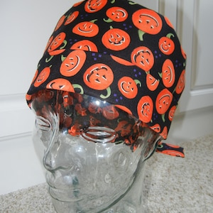 Cappello chirurgico medico con fascia pieghevole sul retro con zucche di Halloween sorridenti Jack O Lanterns