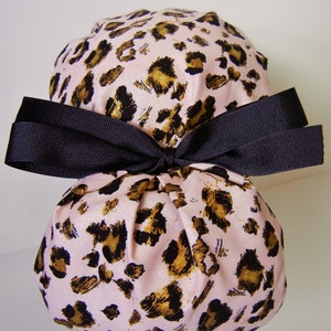 FOLDING BAND Pferdeschwanz Medizinischer chirurgischer Scrub-Hut mit hellrosa schwarzem Leopardenflecken METALLIC Akzent