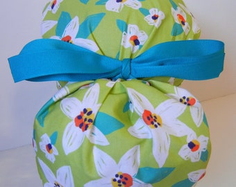 FOLDING BAND Ponytail Medical Surgical Scrub Hat in Plumeria Floral Green