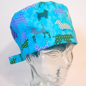 Puede incluir: Un juego de tres tazas de cerámica con un acabado moteado y mate. Las tazas son de color crema, marrón claro y marrón oscuro. Cada taza tiene un diseño simple y minimalista.