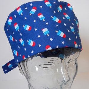 Könnte beinhalten: Blaue OP-Mütze mit einem weißen Stern und einem Muster aus roten, weißen und blauen Eis am Stiel.