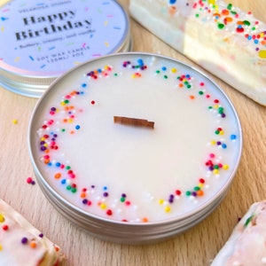 Vela de soja feliz aniversário - aroma de bolo de baunilha amanteigada, cera de soja ecológica artesanal, vela festiva de longa duração, vela de soja vegana