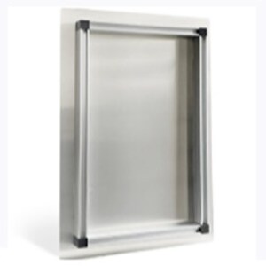 K&ouml;nnte beinhalten: Ein silberner Bilderrahmen aus Metall mit einer rechteckigen &Ouml;ffnung. Der Rahmen hat ein schlichtes, modernes Design und ist aus geb&uuml;rstetem Metall gefertigt.