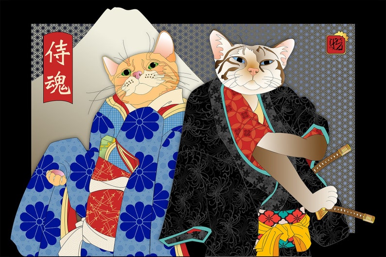 Puede incluir: Dos gatos vestidos con ropa tradicional japonesa. Un gato lleva un kimono azul y blanco con una faja roja y el otro gato lleva un atuendo de samur&aacute;i negro con una faja roja y blanca. El fondo es un patr&oacute;n gris y blanco.