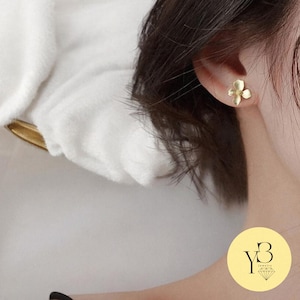 PENDIENTES DE FLORES, Pendientes de botón con flores de gardenia doradas - Joyas florales delicadas para bodas y regalos para ella, Pendientes de botón con flores, Joyas para bodas