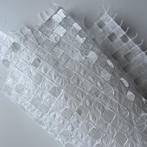 Handgemachtes kariertes Maulbeerbaumpapier, weißer Kobe-Baumwollfaden, einzigartig handgefertigte gemusterte Papierbögen by PaperlyUK - 60 x 90 cm 30gsm