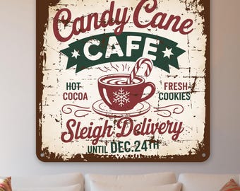 Op de afbeelding: Een verweerd metalen bord voor het Candy Cane Cafe, met een rode kop warme chocolademelk met een zuurstok, een groene banner met de tekst "CAFE" en de woorden "Hot Cocoa" en "Fresh Cookies". Het bord luidt "Sleigh Delivery Until Dec. 24th".