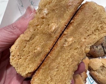 Ricetta dei biscotti con gocce di burro d'arachidi in stile pasticceria