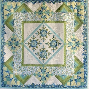 Patrón de edredón Medallón tamaño King en plena floración con bloques Log Cabin, apliques y técnicas de paper piecing.