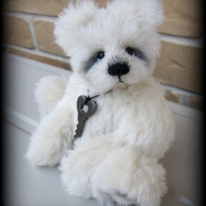 Trini - little two -tone artist bear INSTANT e Pattern FREE Postage