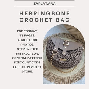 Puede incluir: Un bolso de ganchillo marrón con diseño de espiga, cierre de solapa y herrajes dorados. El bolso tiene una correa de cadena y una pequeña etiqueta. El texto de la imagen dice "HERRINGBONE CROCHET BAG".