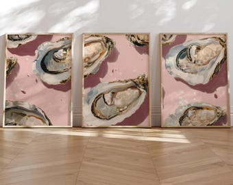 Juego de 3 láminas decorativas de pared con diseño de ostras en tonos pastel, estilo costero, para cocina. Descarga digital en rosa claro con conchas neutras. Decoración náutica oceánica para casa de playa.