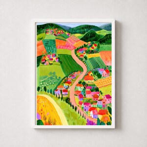 Op de afbeelding: Een levendig schilderij van een glooiend landschap met een kronkelend zandpad dat door clusters van kleurrijke huizen in roze, rode en oranje tinten slingert, omringd door groene, gele en gouden lapjesvelden onder blauwe heuvels.
