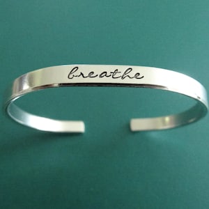 Pulsera Breathe, joyería motivacional de plata