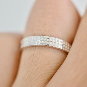 Geblokte ring – sterlingzilveren ring – band met geruit patroon – verdonkerd of neutraal