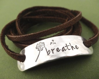 Bracelet Breathe - Bracelet pissenlit - Bracelet wrap en cuir aluminium estampillé à la main