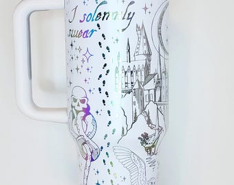 Tovenaar 40oz. Beker, hippogrief, kastelen, magie, uilen, toverstokken.