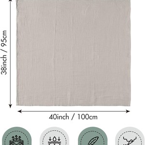 K&ouml;nnte beinhalten: Drei beige Stoffquadrate, jeweils 100 cm x 95 cm gro&szlig;. Die Abbildung zeigt die Ma&szlig;e in Zoll und Zentimetern. Symbole weisen auf Atmungsaktivit&auml;t, Saugf&auml;higkeit, Weichheit und die Stichzahl hin.