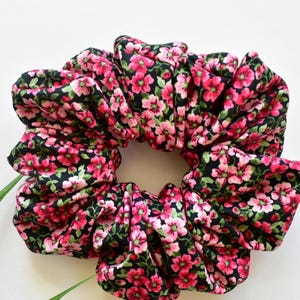 Scrunchie floreale rosa, scrunchie di cotone, scrunchie rosa, scrunchie jumbo, scrunchie floreale, scrunchie rosa grande, scrunchie rosa floreale