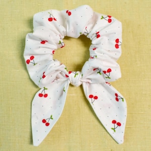 Gumka do włosów Cherry Bow Scrunchie, Gumka do włosów Red Cherry Scrunchie, Prezenty dla druhen, Gumka do włosów Red Bow Scrunchie, Gumka do włosów Cherry Scrunchie, Gumka do włosów Bow Scrunchie, Gumki do włosów Cherry Scrunchies