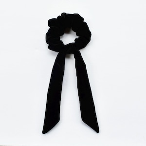 Black Velvet Bow Scrunchie, Black Velvet Scrunchie, Black Bow Scrunchie, Velvet Scrunchie, Winter Scrunchie, Handmade scrunchie