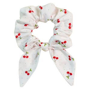 Kirsch Schleife Scrunchie | Handgefertigte Haargummis aus Baumwolle