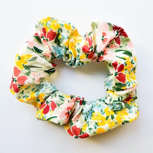 SCRUNCHIE IN COTONE FLOREALE, Scrunchie floreale, Scrunchie di cotone, Scrunchies floreali, Elastico per capelli in cotone floreale, Scrunchie a fiori, Scrunchie colorato