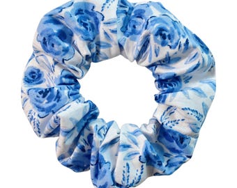 Blau-weiß geblümtes Baumwoll-Scrunchie | Handgefertigtes Haargummi
