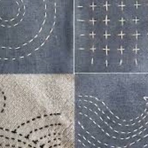 K&ouml;nnte beinhalten: Vier Stoffquadrate mit verschiedenen handgestickten Designs. Das obere linke Quadrat ist blau mit einem Spiralmuster. Das obere rechte Quadrat ist blau mit einem Raster aus wei&szlig;en Kreuzen. Das untere linke Quadrat ist beige mit einem schwarzen Kreis und einer geschwungenen Linie. Das untere rechte Quadrat ist blau mit einem Wellenlinienmuster.