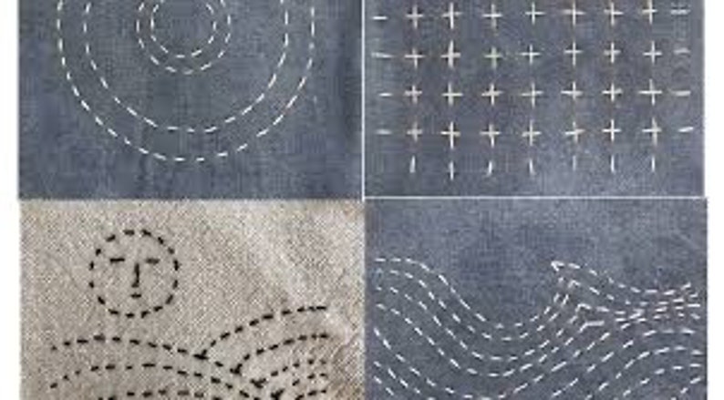 K&ouml;nnte beinhalten: Vier Stoffquadrate mit verschiedenen handgestickten Designs. Das obere linke Quadrat ist blau mit einem Spiralmuster. Das obere rechte Quadrat ist blau mit einem Raster aus wei&szlig;en Kreuzen. Das untere linke Quadrat ist beige mit einem schwarzen Kreis und einer geschwungenen Linie. Das untere rechte Quadrat ist blau mit einem Wellenlinienmuster.