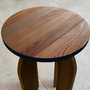 Personalisierbarer Buchenholzhocker: Skandinavischer Blumenhocker, Beistelltisch