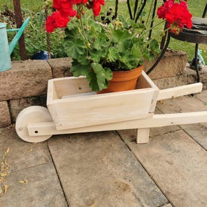 Deko Schubkarre für Garten Balkon und Eingangsbereich, Upcycling Holz, Pflanzwagen Gartendekoration Landhausstil für Blumen, Kräuter