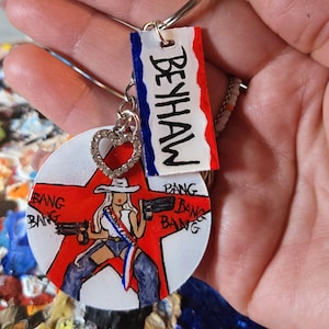 Portachiavi fatto a mano con ciondolo a fascia "Cowboy Carter" di Beyoncé - Accessorio per borsa da concerto dipinto a mano, regalo a tema rodeo per i fan di Beyoncé