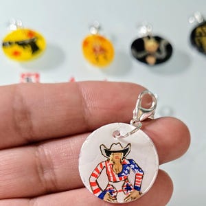 Portachiavi con ciondolo a clip "Cowboy Carter" di Beyoncé, accessorio per gioielli fatto a mano, regalo a sorpresa, fan art unica di Beyoncé, ciondoli personalizzati