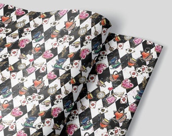 Puede incluir: Un patrón de cuadros blanco y negro con un diseño repetitivo de tazas de té, teteras, cartas de juego, corazones y relojes de bolsillo. El fondo es blanco brillante con acentos negros.