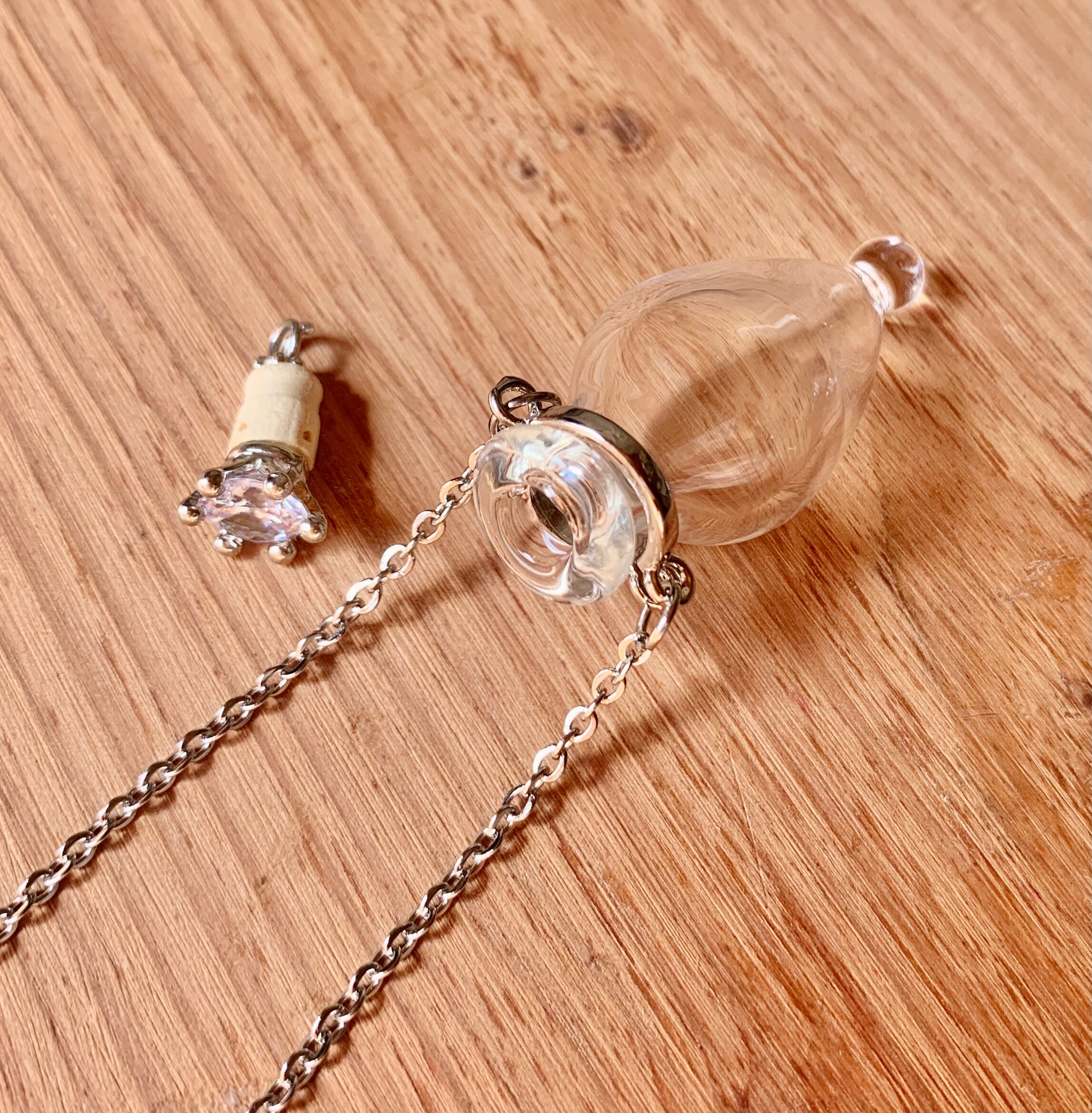Pendentif Médaille Bouteille Verre Cœur Flottant – Cristaux, Argente, Arc-en-ciel