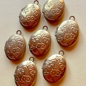 6 Vintage Brass Gold Oval Pendant Lockets with Floral Pattern 20mm