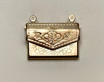 6 Gold Messing Liebe Brief Medaillon Umschlag mit Blumenmuster für die Schmuckherstellung Charms Anhänger Foto Halsketten 21 mm x 16 mm