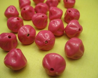 10 Vintage Lucite Fuschia Beads