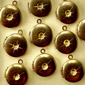 6 medalhões vintage de latão redondo com pingente de ouro com estrela de 13 mm