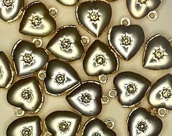 6 medallones de corazón de latón dorado con centro de estrella para hacer joyas, dijes, colgantes, collares de fotos, 12 mm x 10,5 mm x 4 mm, agujero de 1 mm