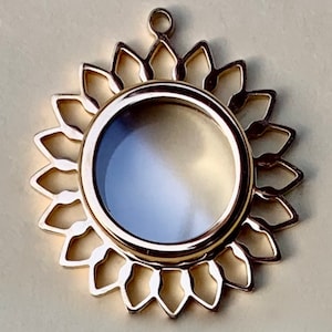 Locket Pendant Deep Space Screw Top Floating Keepsake Picture Sun Shape 3/4 Inch Inside Space Pendant 1.5 Inch