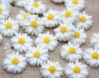 6 Kleine Weiße und Gelbe Gänseblümchen Blumen Cabochons 9 mm #679