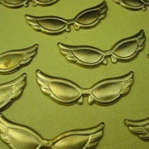 8 Vintage Retro Sunglasses Brass Charm Pendant