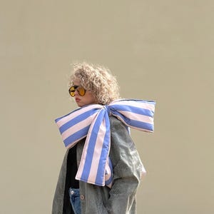 Schoudertas met gestreepte strik – oversized blauw-roze statementtas