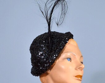 Sombrero de plumas y lentejuelas negras de los años 40 ~ Sombrero de cóctel vintage ~ Tocado de noche de New York Creations