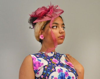 Tocado rosa fucsia ~ Sombrero con adorno de plumas